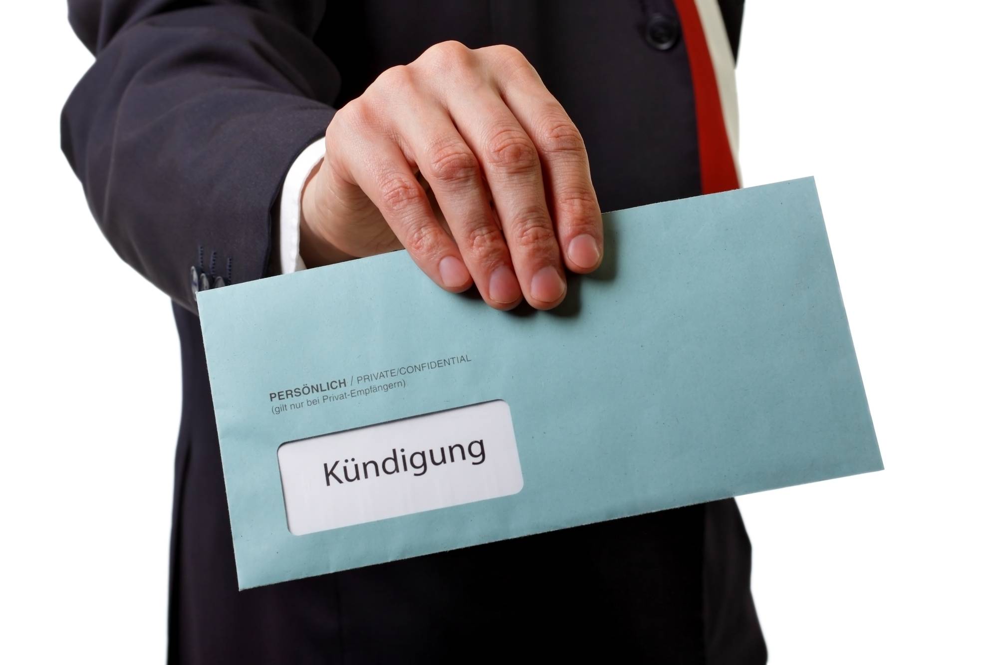 Mann übergibt Brief mit Kündigung